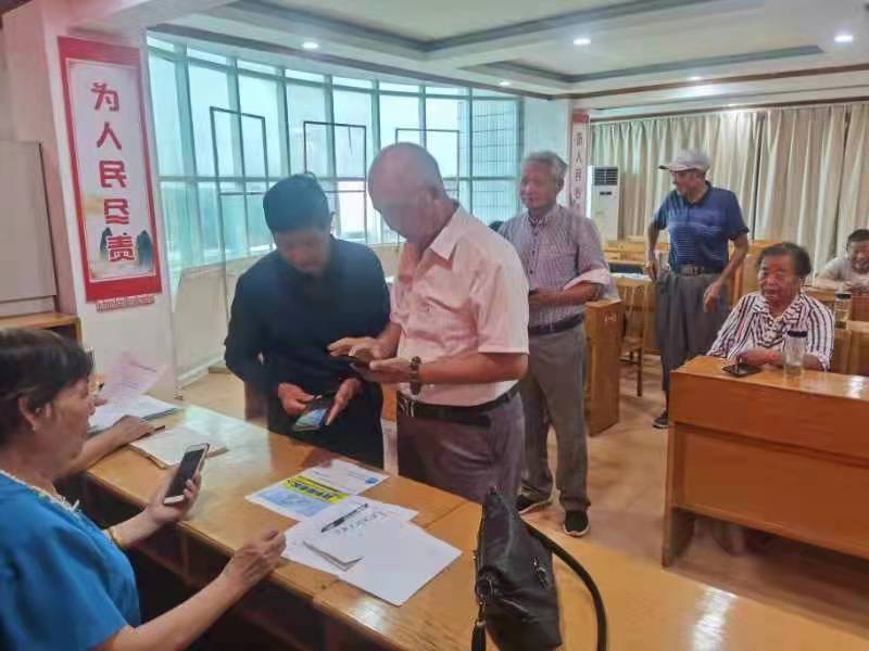 陶庄镇扶贫组长带头参与公募.jpg