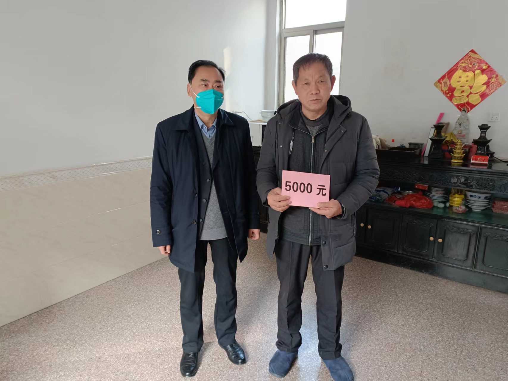 市三会卞会长慰问大邹公募受助困难户.jpg