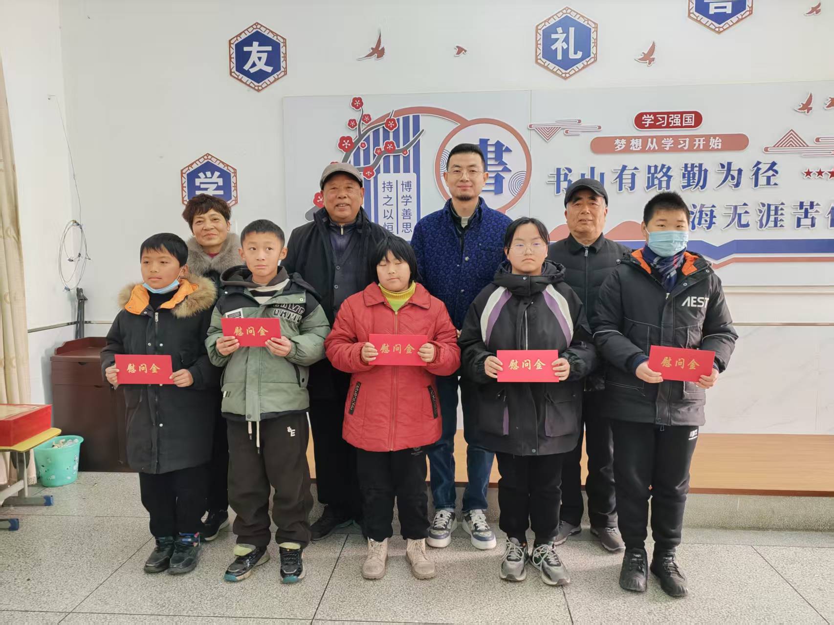 9-沈伦贫困学子陆文金成才后帮扶困难学子.jpg